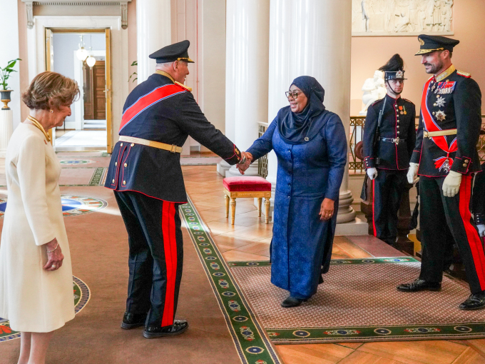 Kongeparet ønsker president Samia Suluhu Hassan velkommen i Øvre vestibyle på Slottet. Presidenten ble ledsaget inn på Slottet av Kronprins Haakon. Foto: Ole Berg-Rusten / NTB